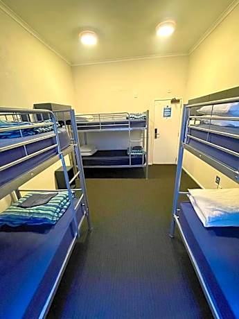 Single Bed in Mixed Dormitory Room with Shared Bathroom (6 Adults)