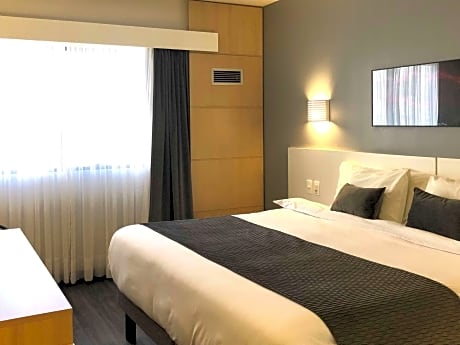 Superior Room with a double bed and sea view