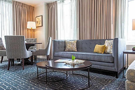 Suite, 1 King Bed, City View, Corner