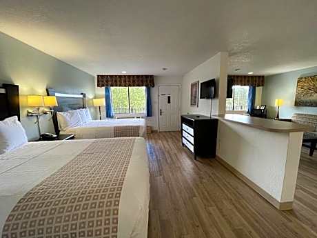 Deluxe Queen Suite