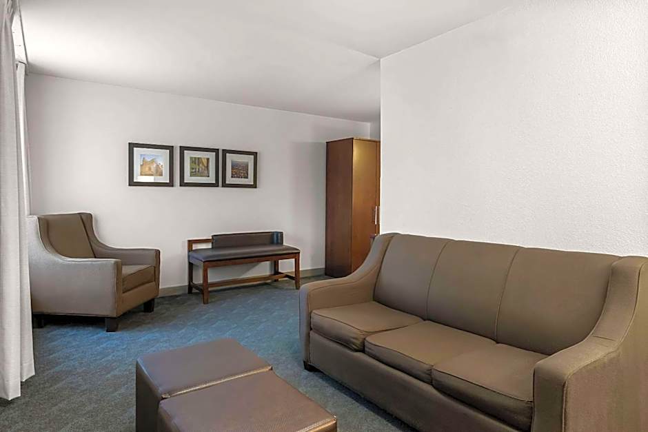 Comfort Inn & Suites near Tinley Park Amphitheater