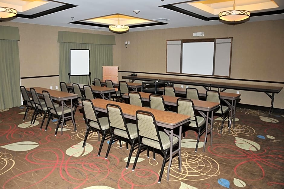 Holiday Inn Express & Suites Clinton By IHG