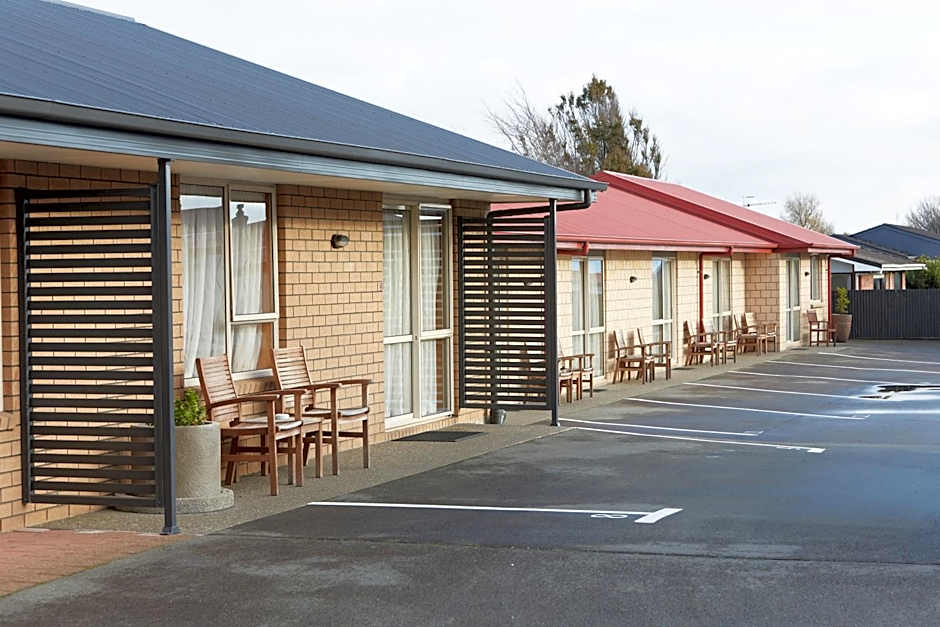 Admiral Court Motel & Apartments