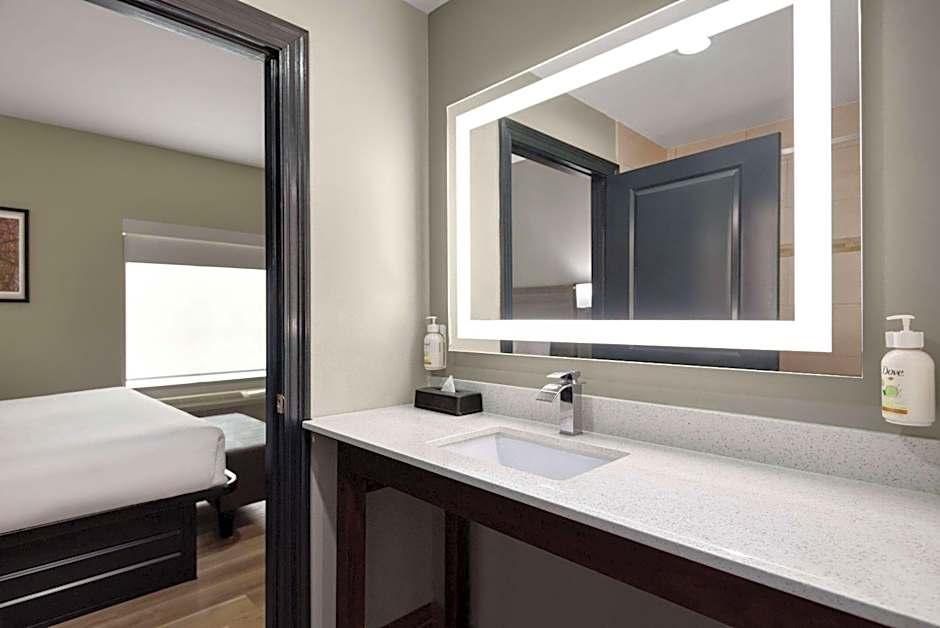 La Quinta Inn & Suites by Wyndham Gonzales