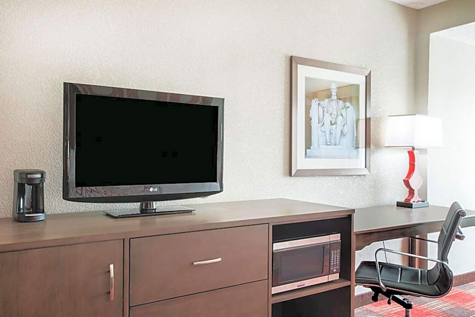La Quinta Inn & Suites by Wyndham DC Metro Capitol Beltway