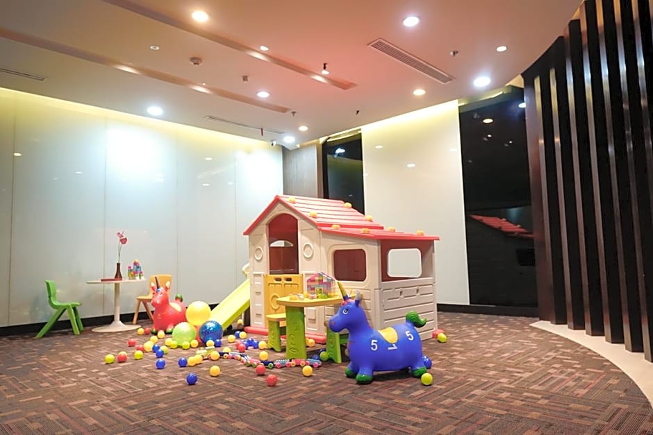 Empress Hotel Makassar City Center by LIFE