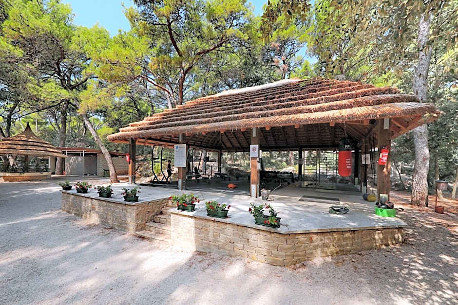 Pine Beach Pakostane Glamping Homes - All Inclusive light