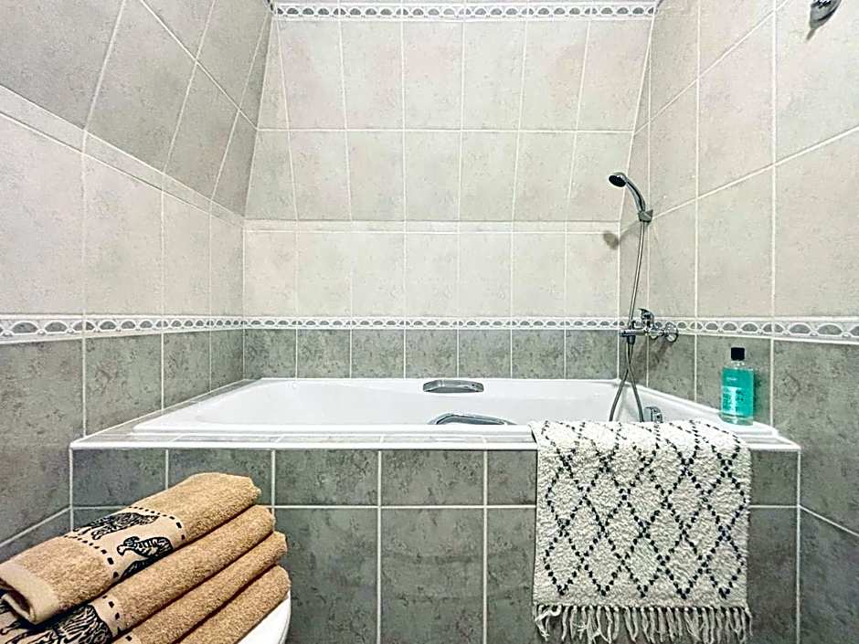 Pirate Family, Theme Room, Free Parking