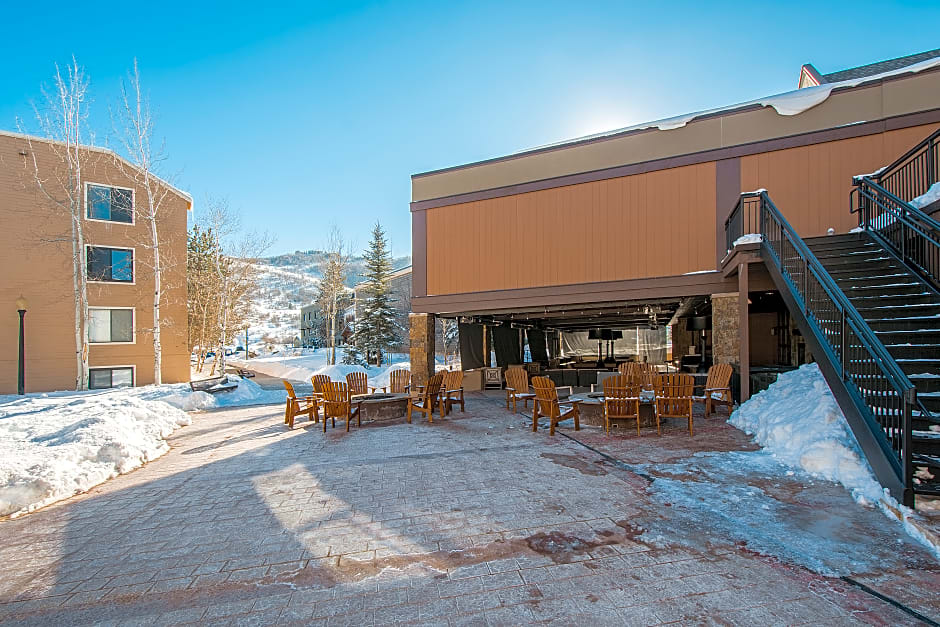Carriage House Condominiums by All Seasons Resort Lodging