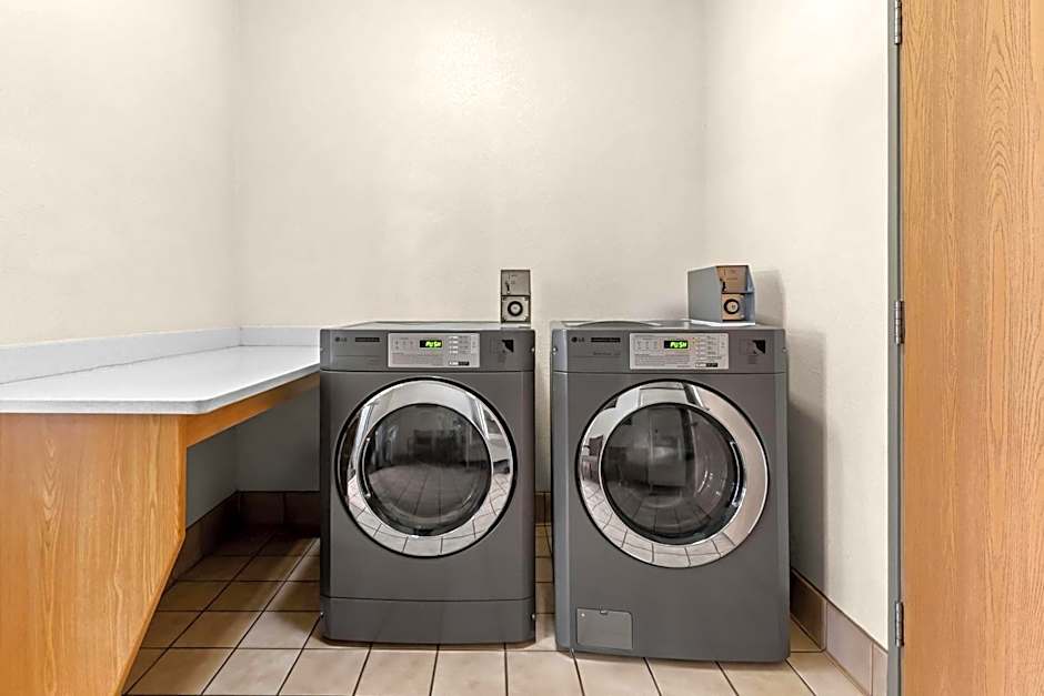 Days Inn & Suites by Wyndham Castle Rock