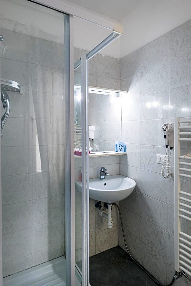 Bulldog Station Apartments with private WC, AC, TV