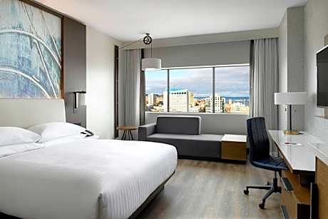 Guest room, 1 King, City view, High floor