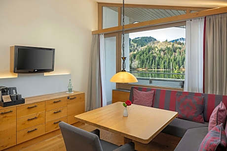 Executive Suite, 2 Bedroom Suite, Bedroom 1: King, Bedroom 2:, Round bed, Lake view, Balcony