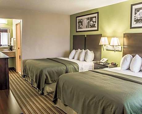Upper Floor Room with 2 Queen beds - No Smoking