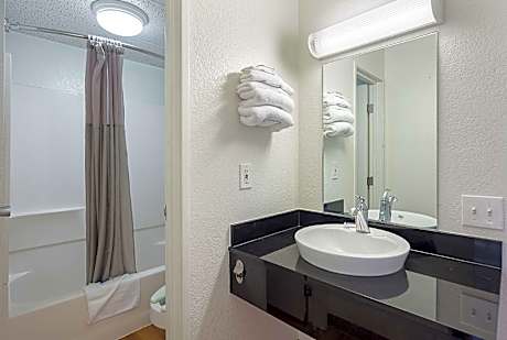 2 FULL BEDS | MICFRIDGE