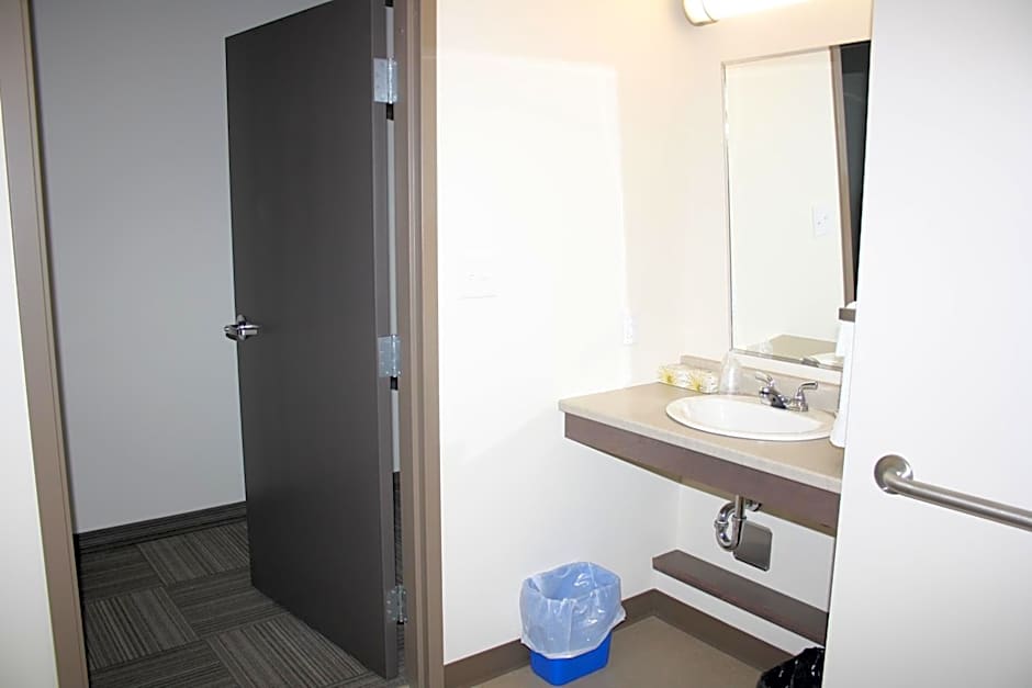 Crossroads Inn & Suites