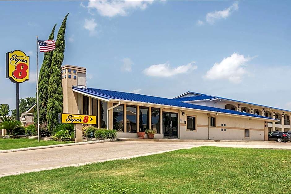 Super 8 by Wyndham San Marcos