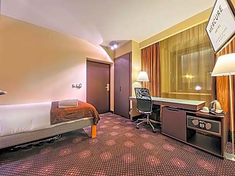 Comfortable standard room with 2 single beds