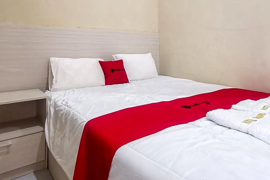 RedDoorz near Pantai Pancer Door Pacitan