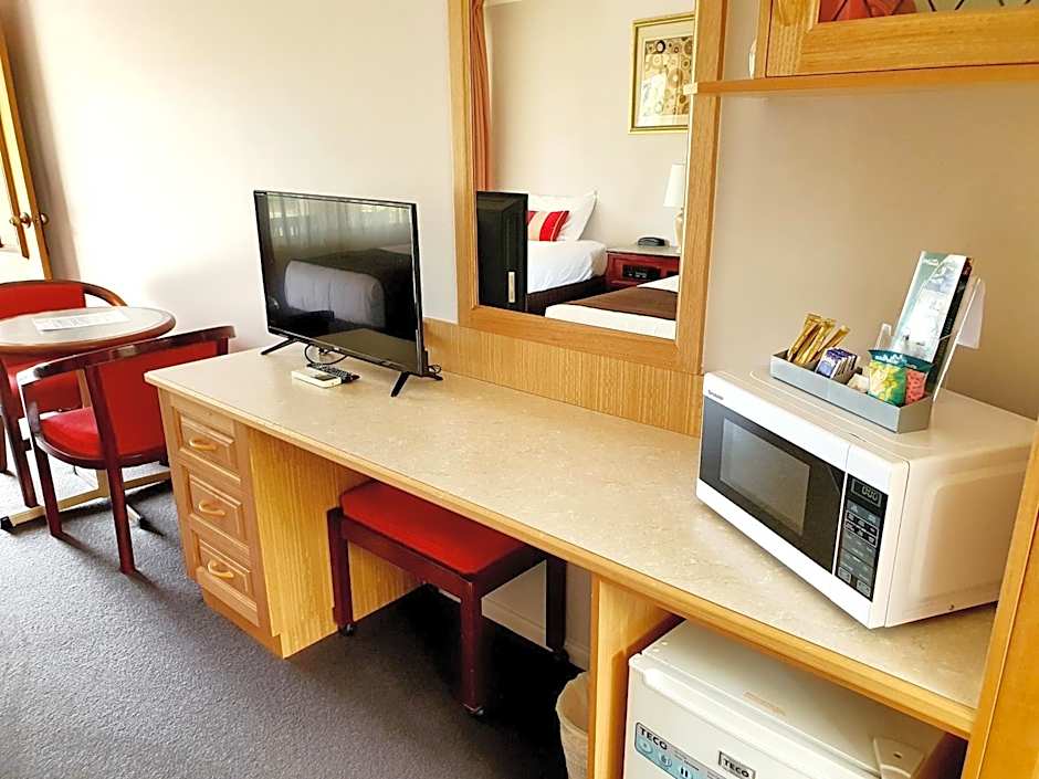 McNevins Warwick Motel