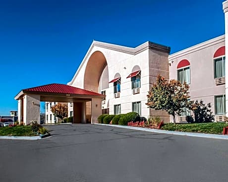 Quality Inn & Suites Farmington