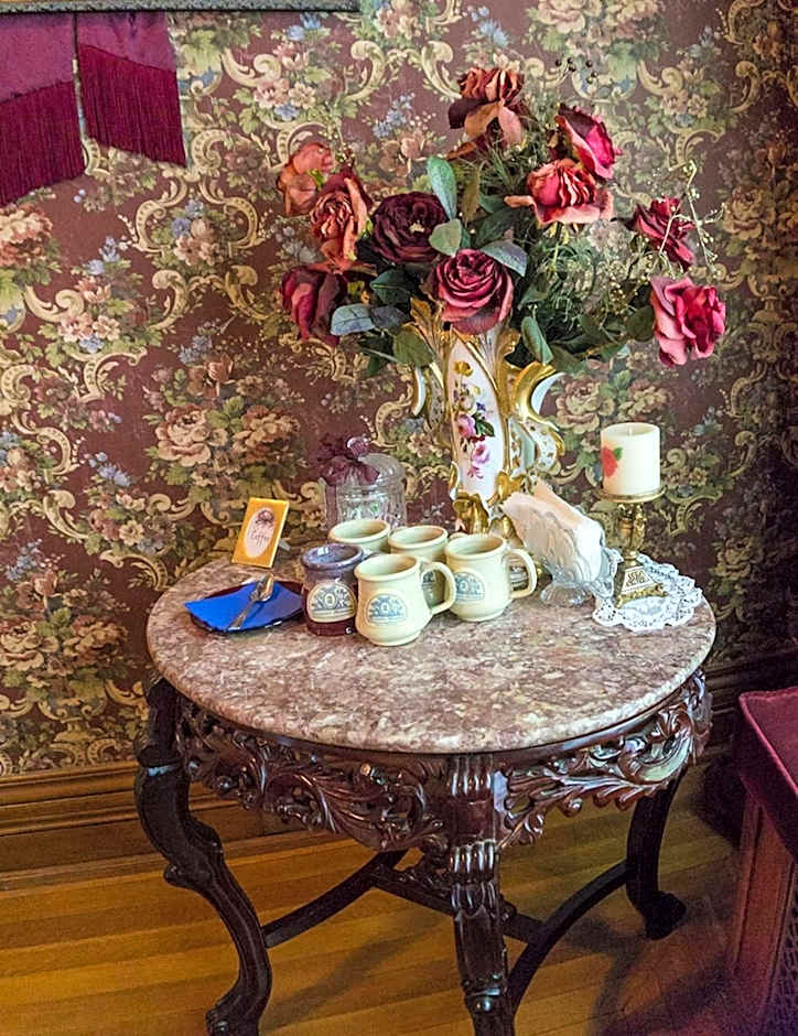 Alexander Mansion  Bed and Breakfast