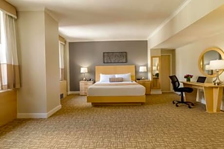Newly Renovated - Penn Plaza Collection, Executive 3 Bedroom Suite