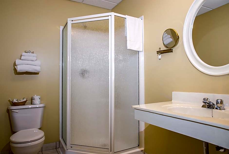 Shallow Bay Motel & Cabins Conference Centre