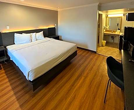 Deluxe King Room - Non-Smoking