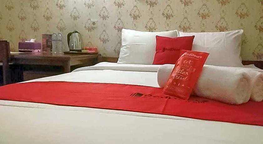 RedDoorz Plus @ Alun Alun Nganjuk