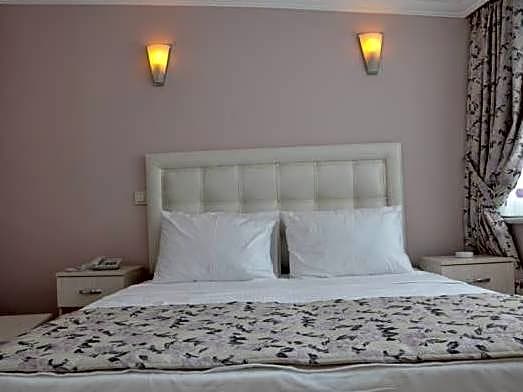 Huxley Hotel and Aparts Old City