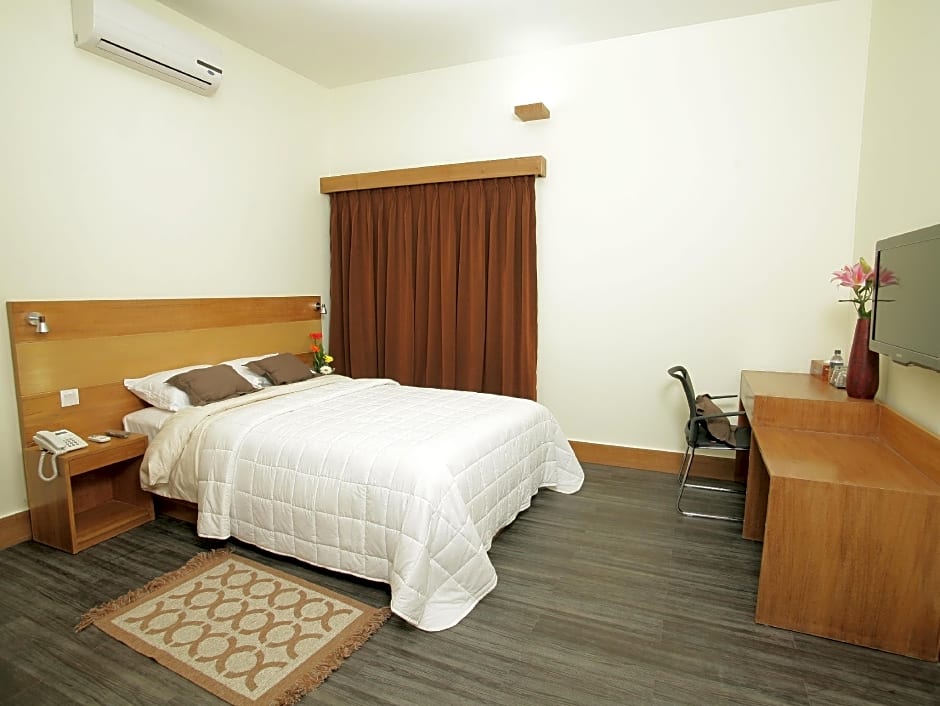 Richmond Hotel And Suites