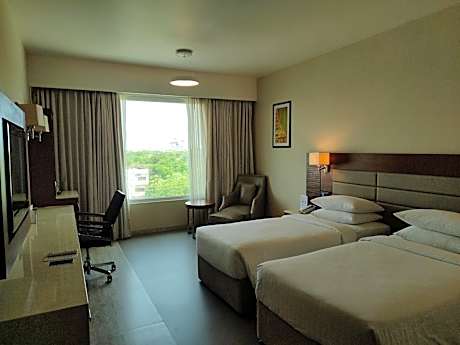 Deluxe Room with Twin Beds and City View