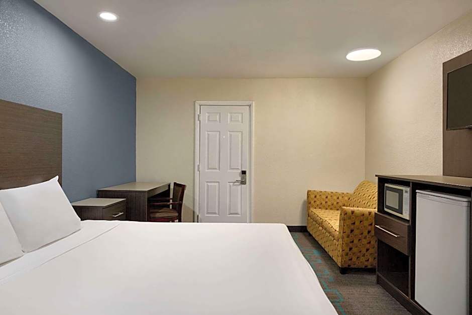 Days Inn by Wyndham Lawton