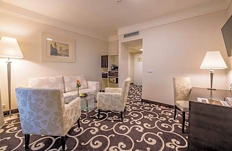 Grand Suite, Terrace (1 King Bed and 1 Queen Sofa Bed)