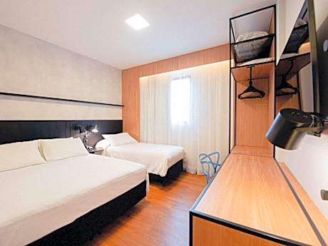 Superior room with 1 double bed and 1 single bed