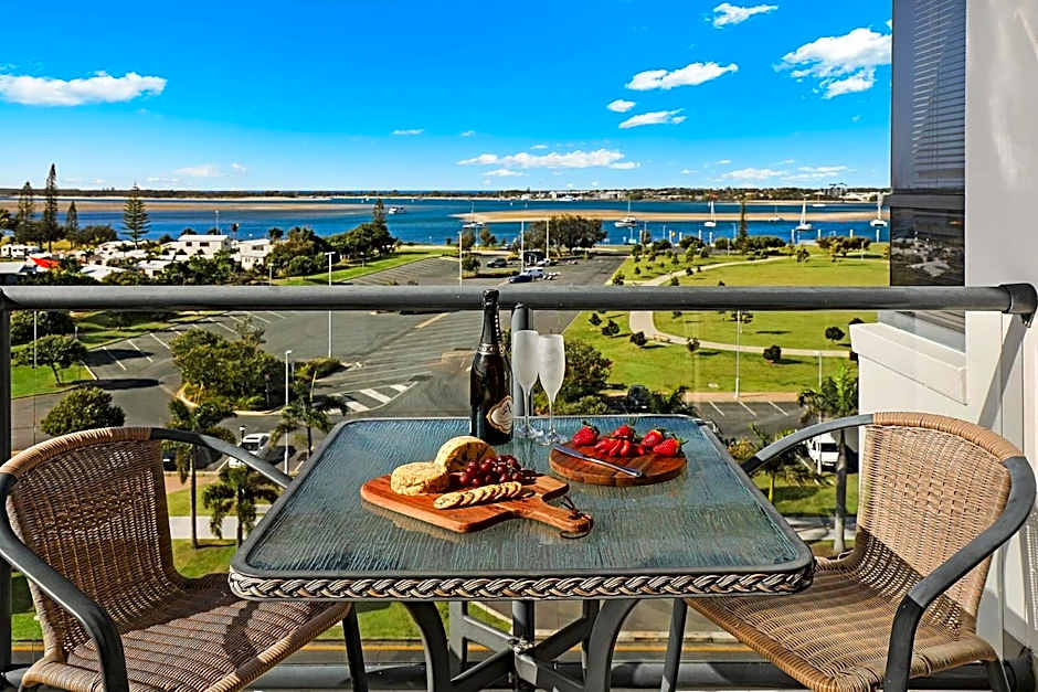 Aqualine Apartments On The Broadwater