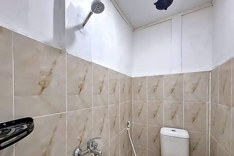 RedDoorz @ Jalan Ahmad Yani Karawang