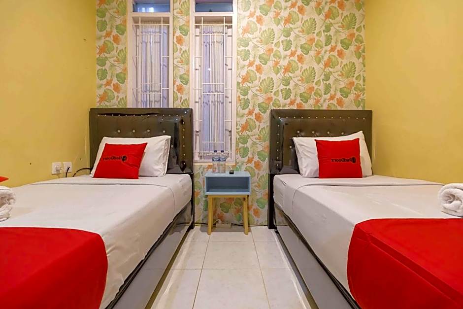 RedDoorz Syariah near Jam Gadang Bukittinggi 2