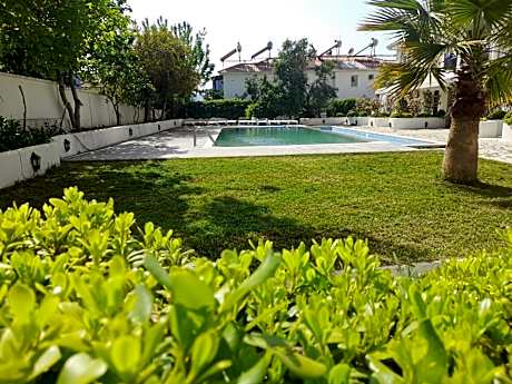 Apartment with Pool View