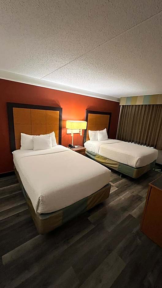La Quinta Inn & Suites by Wyndham Mid-City