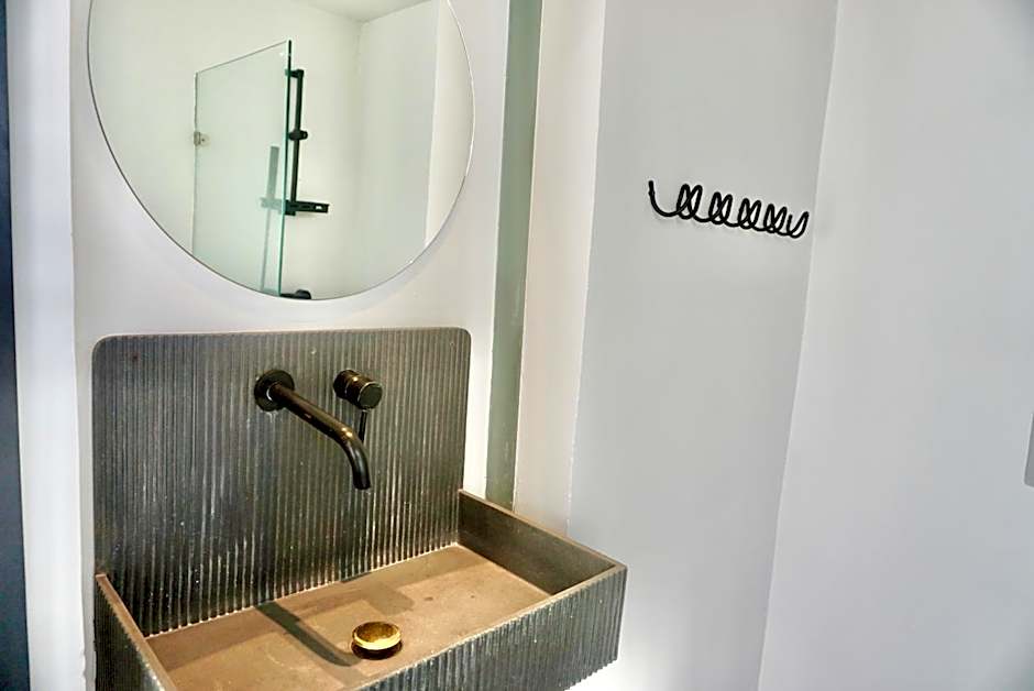 Hash Apartment Silom Soi 3 triple room