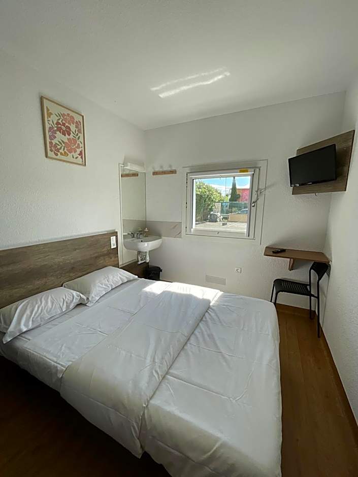 HOTEL THANIA