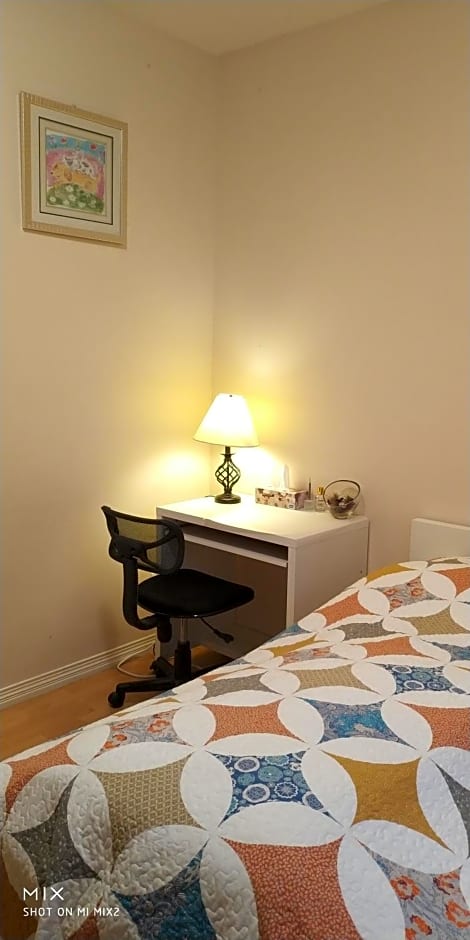 Helen's House / Close to Skytrain and Airport