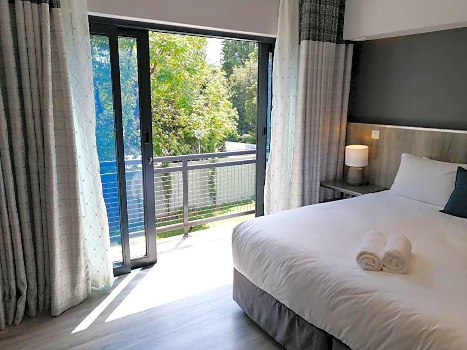 La Orchard Hotel