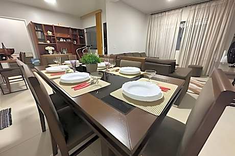 Casa grande - 3 Suítes e Piscina - Próx. ao Centro