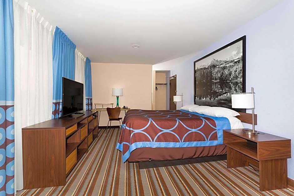 Super 8 by Wyndham Longmont/Twin Peaks