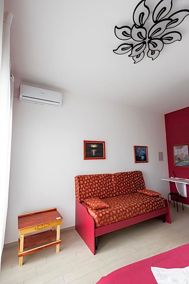 PalerMonAmour Art Gallery Suite