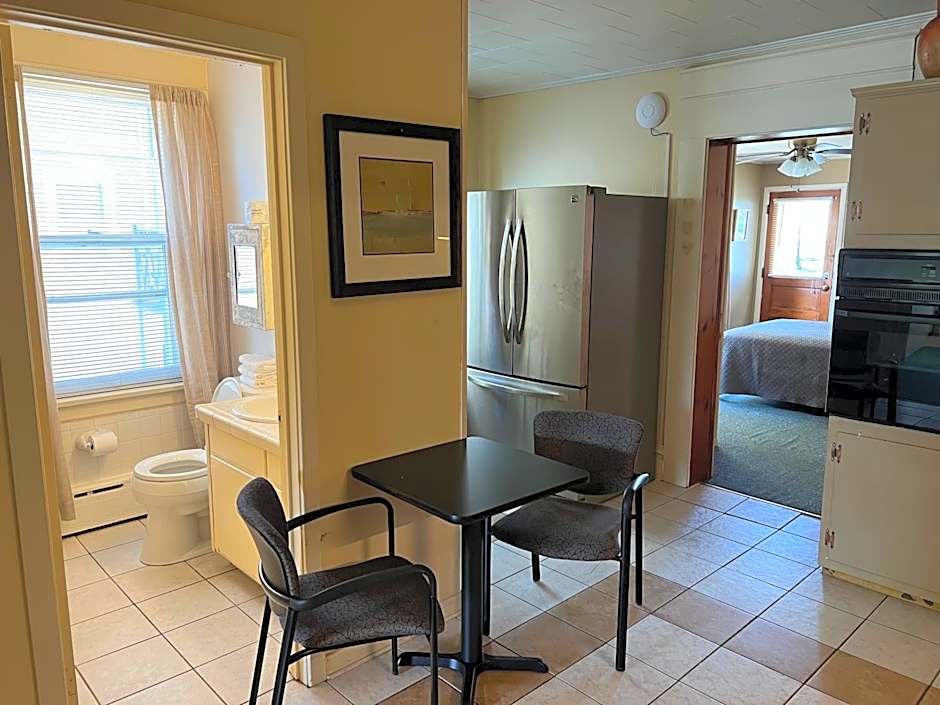 Simmons Motel and Suites