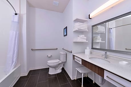 2 Queens Mobility Access W/Tub Nonsmoking